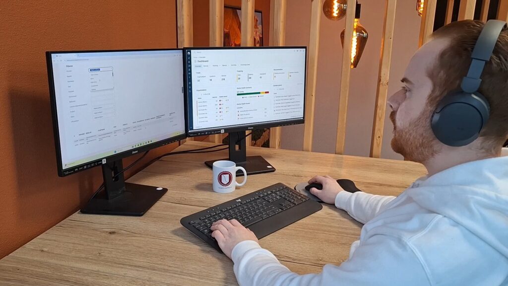Helpdeskmedewerker die een klant telefonisch ondersteunt, een voorbeeld van de persoonlijke en betrouwbare IT‑support die wij in Gouda bieden.