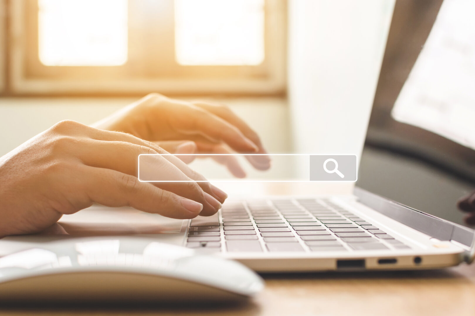 Handen aan laptop en muis met daarboven een zoekbalk, een visuele weergave van domeinbeheer en DNS‑records.