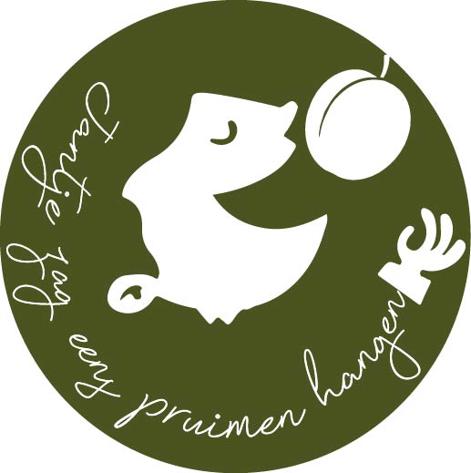Groen‑wit logo van Jantje zag eens pruimen hangen met illustratie van Jantje die een pruim eet.