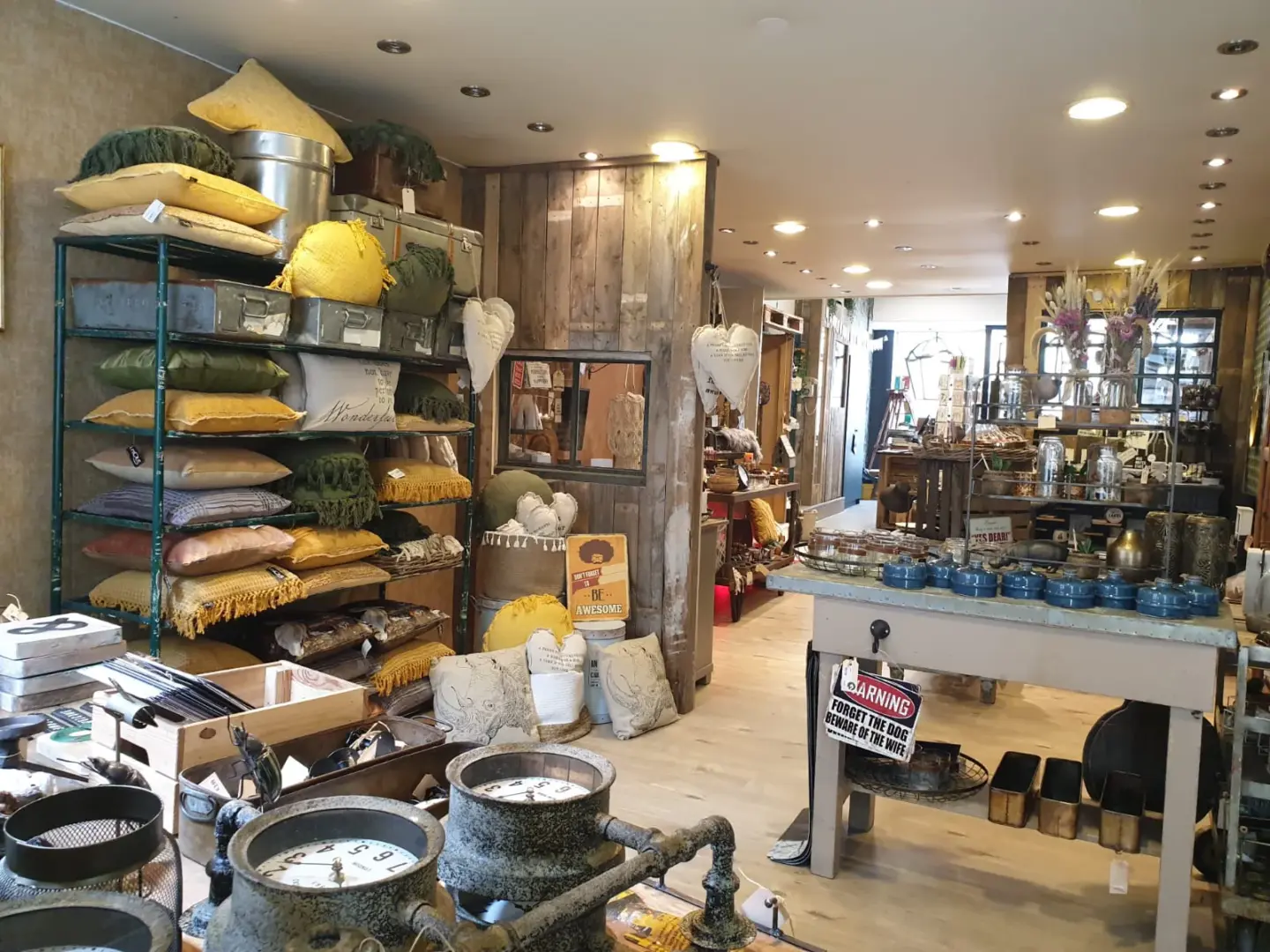 Knus atelier van Jantje zag eens pruimen hangen in Gouda, een warme dagbestedingsplek voor creativiteit en ontmoeting.