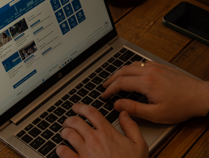 Handen typen op een laptop binnen een moderne digitale werkplek van GroenendaalTech uit Gouda. Specialist in Microsoft 365, cloudwerkplekken, hybride werken, WiFi-beheer, hosting, e‑mailbeveiliging en centraal beheerde ICT-oplossingen voor het MKB.