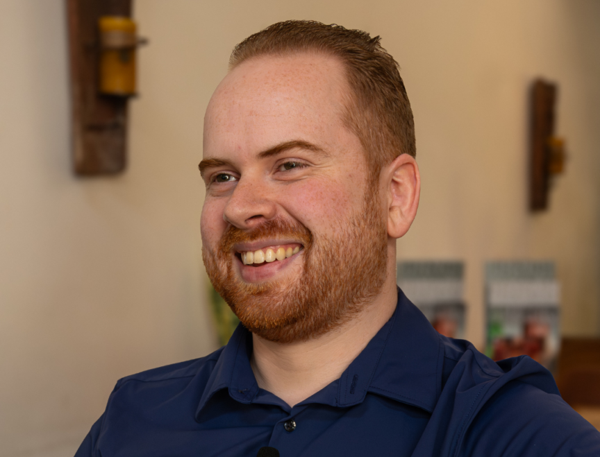 Arjan van GroenendaalTech uit Gouda lacht tijdens een klantgesprek over beheer, support en beveiliging. Proactief systeembeheer, monitoring, back-ups, endpoint security en snelle ICT-ondersteuning voor het MKB.