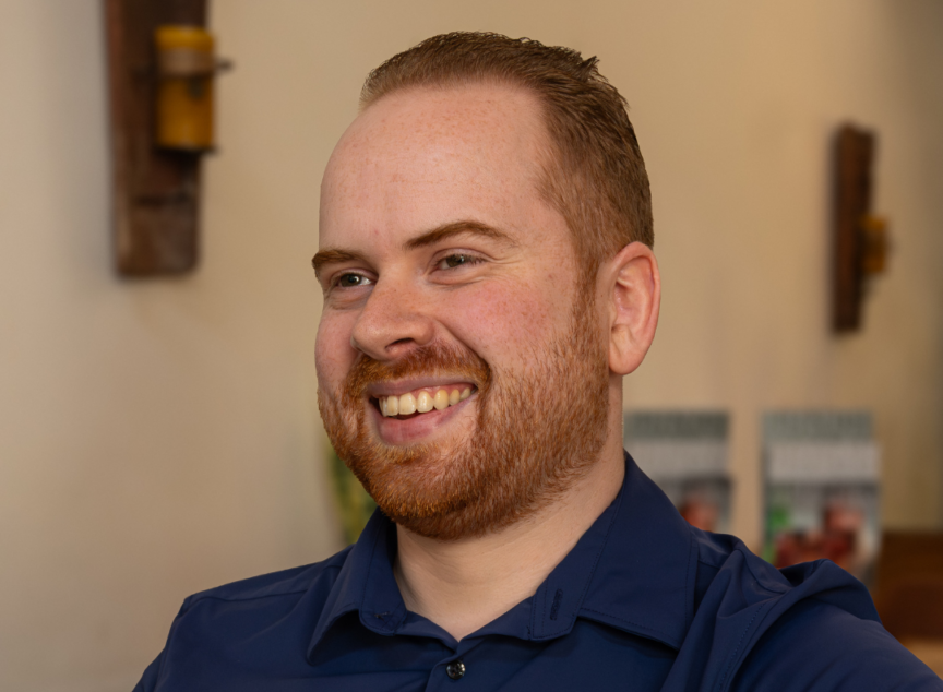 Arjan van GroenendaalTech uit Gouda lacht tijdens een klantgesprek over beheer, support en beveiliging. Proactief systeembeheer, monitoring, back-ups, endpoint security en snelle ICT-ondersteuning voor het MKB.