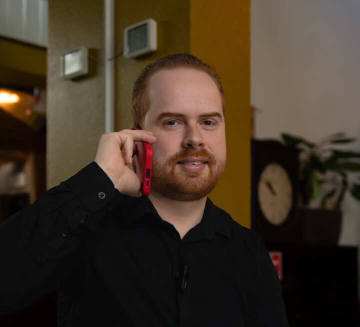 Arjan van GroenendaalTech uit Gouda adviseert een klant over zakelijke telefonie, VoIP en connectiviteit. Snelle internetverbindingen, netwerkbeheer, beveiliging en monitoring voor een stabiele ICT-infrastructuur.