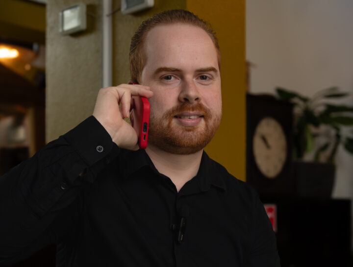 Arjan van GroenendaalTech uit Gouda adviseert een klant over zakelijke telefonie, VoIP en connectiviteit. Snelle internetverbindingen, netwerkbeheer, beveiliging en monitoring voor een stabiele ICT-infrastructuur.